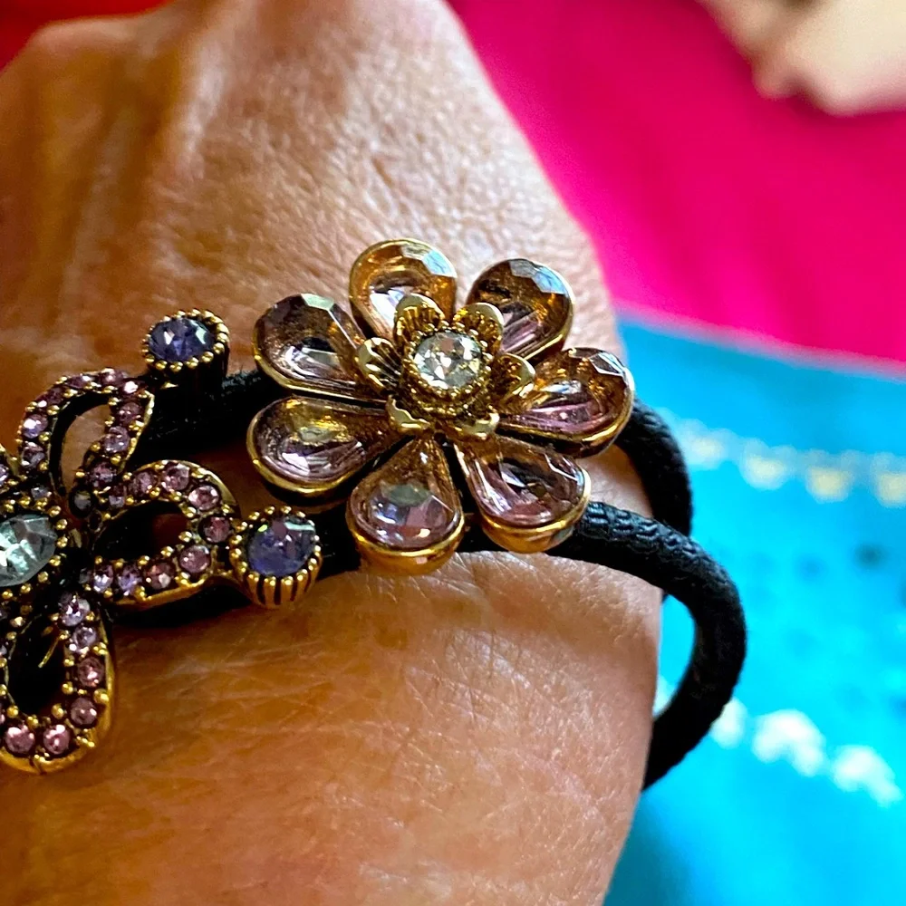 BETSEY JOHNSON bracelet with crystal flowers and BJ key charm - Picture 4 of 7
